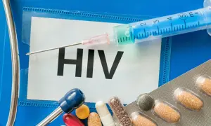 Strzykawka, tabletki i stetoskop na tle napisu "HIV". Wiedza o tym, hiv co to, jest kluczowa.