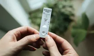 Dwie kreski na teście antygenowym świadczą o pozytywnym wyniku. Sytuacja z covid w Polsce nadal wymaga ostrożności.