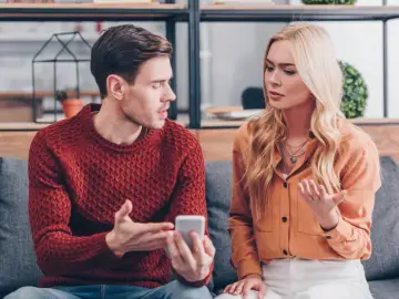 Para kłóci się o telefon, mężczyzna tłumaczy, kobieta nie wierzy. Czy to początek zespołu Otella?
