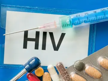 Strzykawka, tabletki i stetoskop na tle napisu "HIV". Wiedza o tym, hiv co to, jest kluczowa.