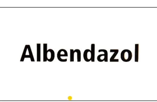 Napis "Albendazol" na białym tle. Ten lek, znany też jako Zentel, pomaga zwalczać pasożyty.