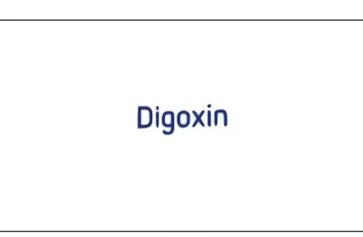 Napis "Digoxin" w kolorze granatowym na białym tle. Lek digoksyna pomaga regulować rytm serca.