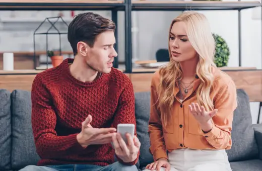 Para kłóci się o telefon, mężczyzna tłumaczy, kobieta nie wierzy. Czy to początek zespołu Otella?