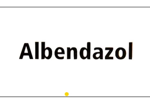 Napis "Albendazol" na białym tle. Ten lek, znany też jako Zentel, pomaga zwalczać pasożyty.