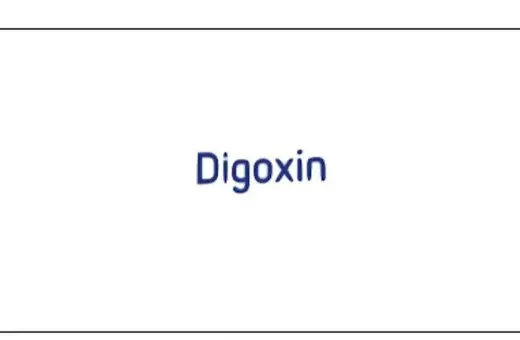 Napis "Digoxin" w kolorze granatowym na białym tle. Lek digoksyna pomaga regulować rytm serca.