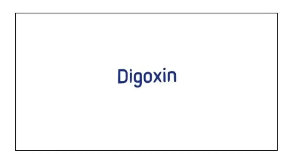 Napis "Digoxin" w kolorze granatowym na białym tle. Lek digoksyna pomaga regulować rytm serca.