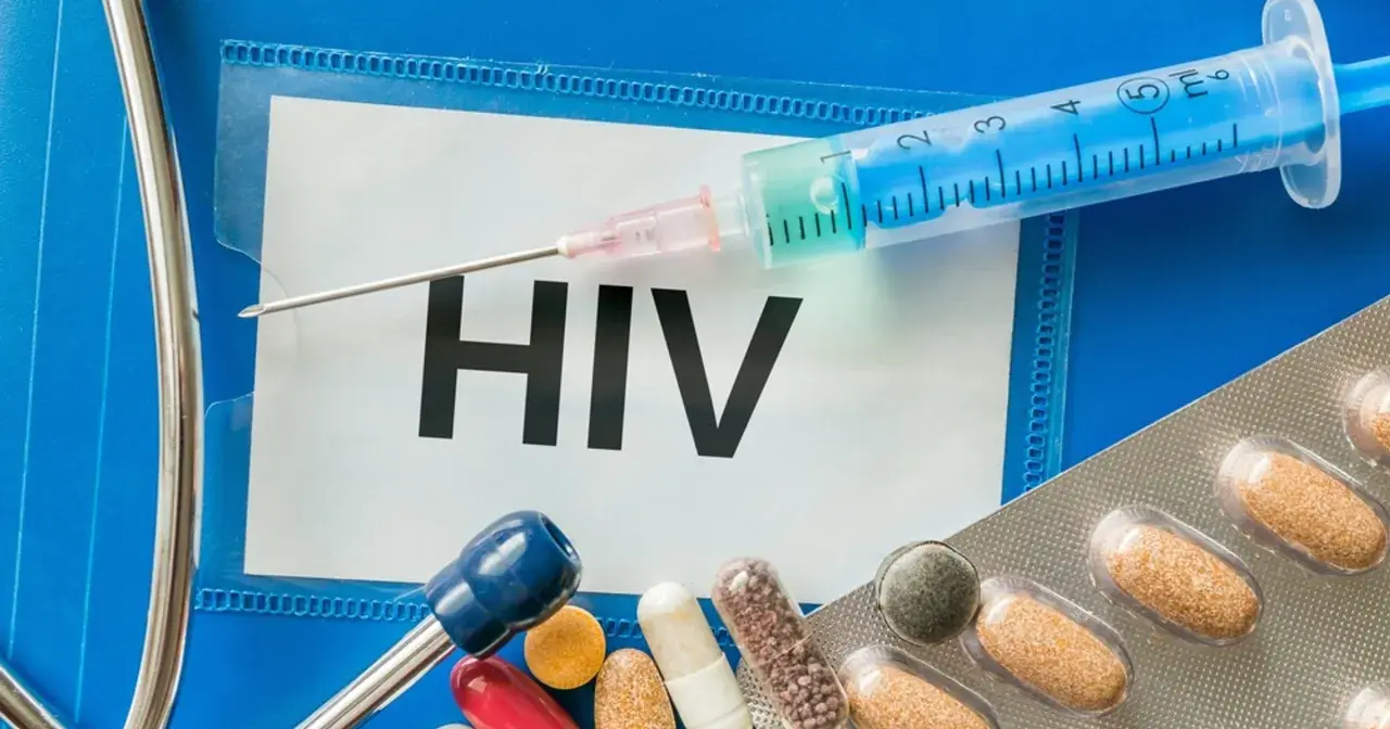 Strzykawka, tabletki i stetoskop na tle napisu "HIV". Wiedza o tym, hiv co to, jest kluczowa.