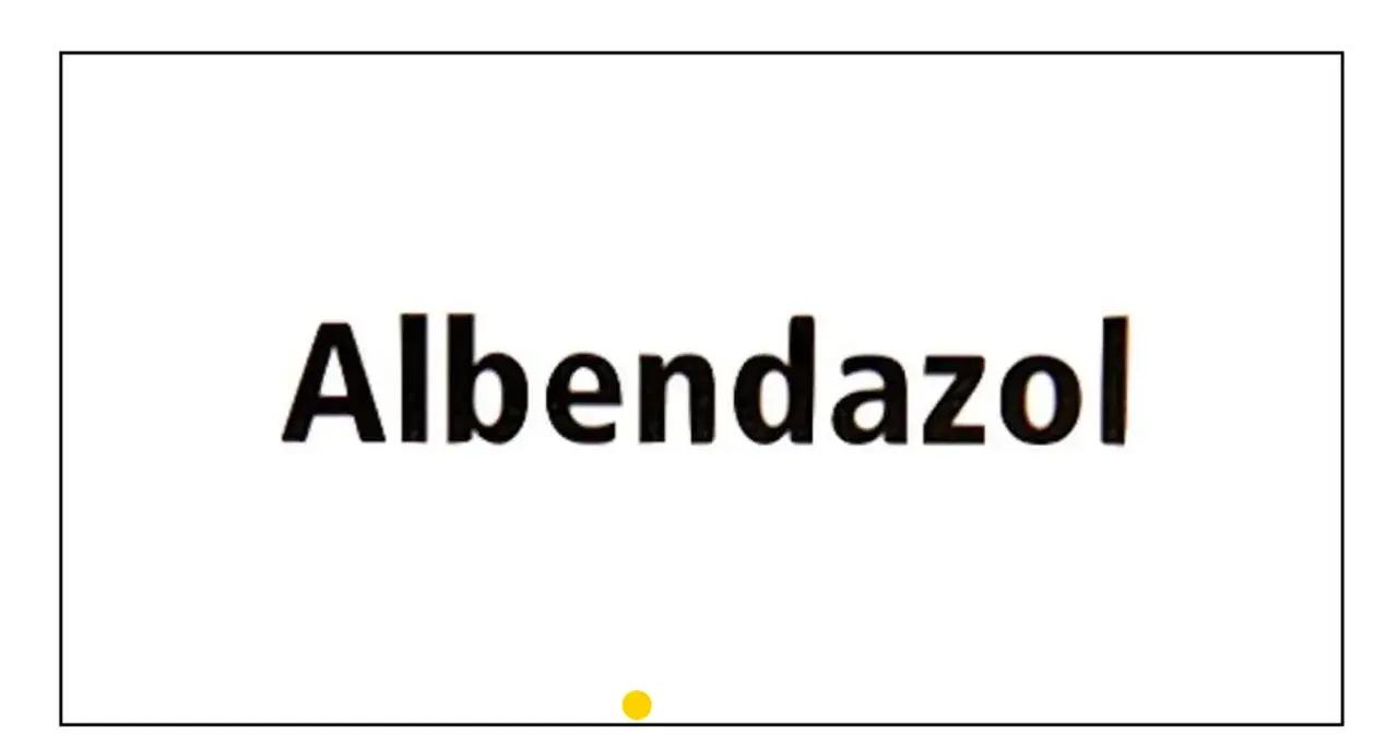 Napis "Albendazol" na białym tle. Ten lek, znany też jako Zentel, pomaga zwalczać pasożyty.