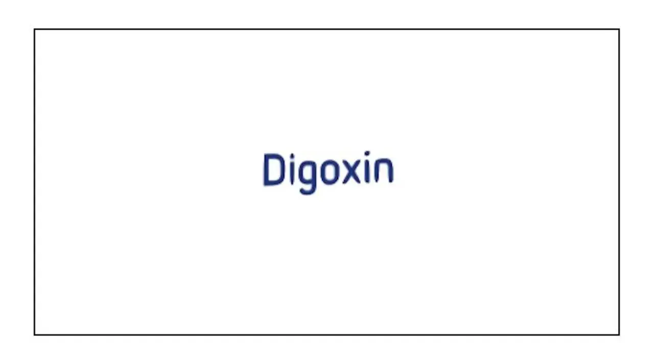 Napis "Digoxin" w kolorze granatowym na białym tle. Lek digoksyna pomaga regulować rytm serca.