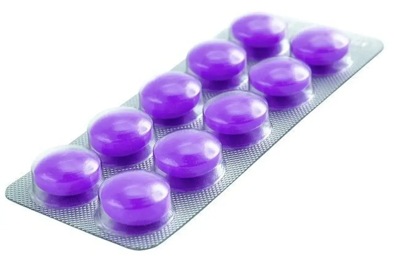 Blister opakowanie z ośmioma fioletowymi tabletkami, przypominającymi Tegretol, gotowymi do użycia.