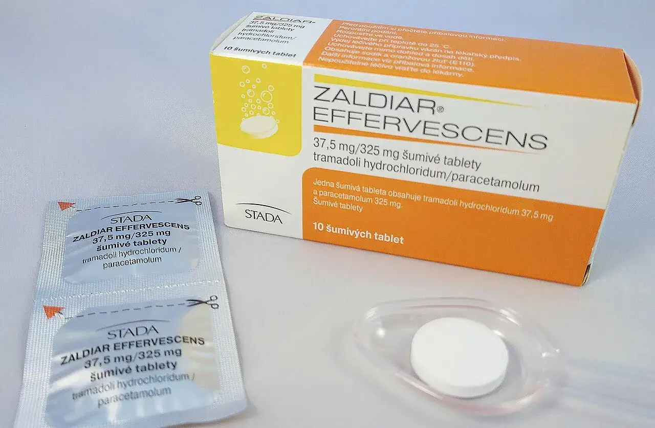 Opakowanie i blistry leku ZALDIAR EFFERVESCENS, zawierającego tramadol i paracetamol, gotowe do rozpuszczenia w wodzie.